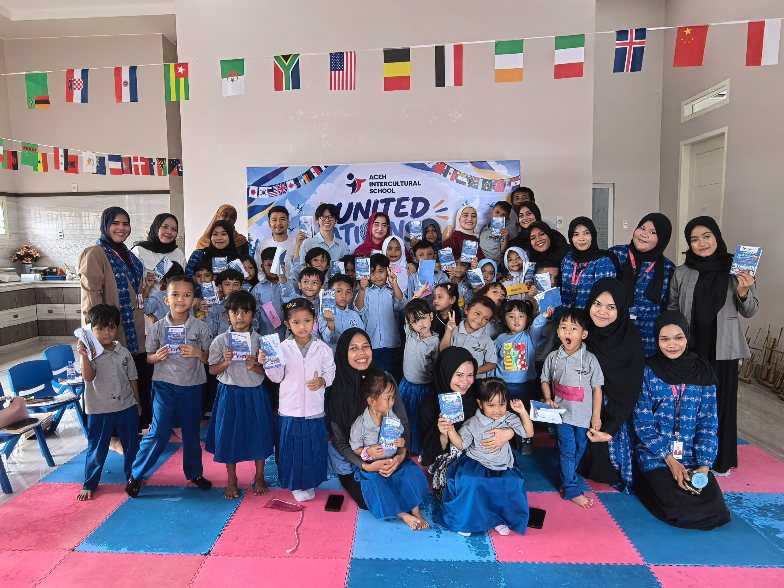 Mahasiswa internasional Universitas Syiah Kuala (USK) penerima beasiswa KNB dan Darmasiswa memperkenalkan budaya negara masing-masing kepada para siswa Aceh Intercultural School (AIS) Banda Aceh dalam perayaan United Nations Day, Senin (26/10/2026)